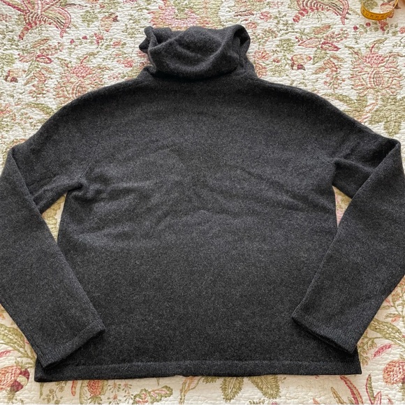 Gray Hooded Cashmere Zip-Up Sweater with Front Pockets - Picture 5 of 6